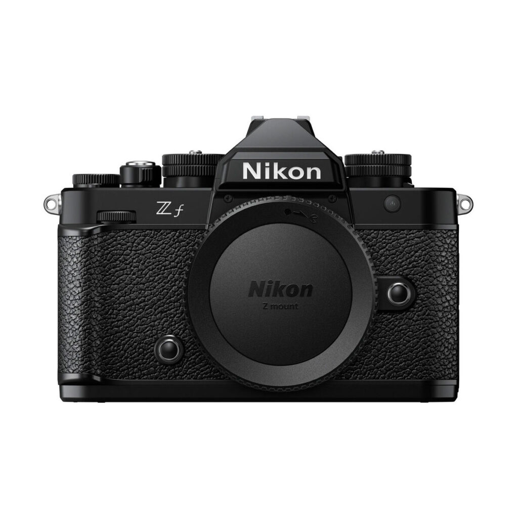 nikon_zf_03 Nikon Zf -järjestelmäkameran etukuva, musta, jossa on kuvioitu kahva, klassinen muotoilu, jossa on näkyvät valitsimet ja näkyvä Nikonin logo. Objektiivi ei ole kiinnitetty.