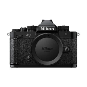 nikon_zf_03 Nikon Zf -järjestelmäkameran etukuva, musta, jossa on kuvioitu kahva, klassinen muotoilu, jossa on näkyvät valitsimet ja näkyvä Nikonin logo. Objektiivi ei ole kiinnitetty.