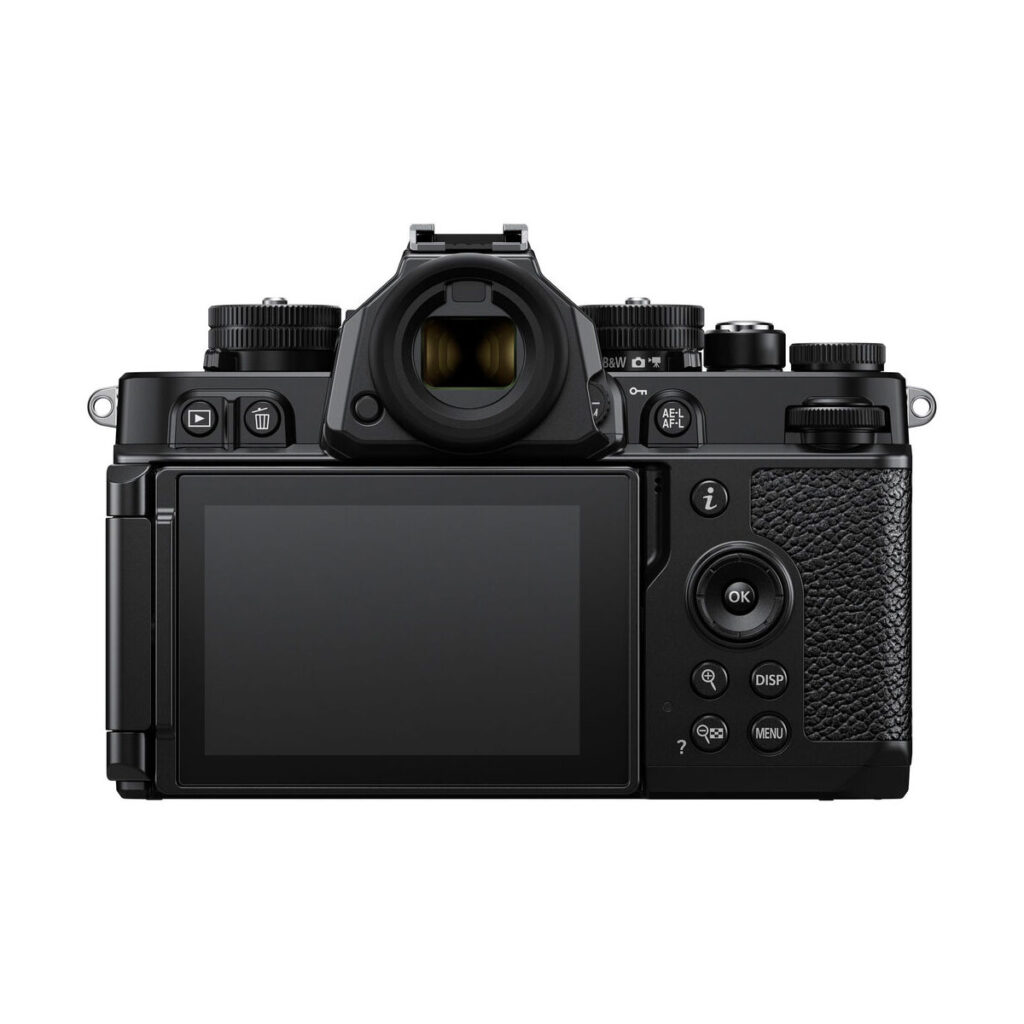 nikon_zf_04 Kuvassa on Nikon Zf -järjestelmäkameran takakuva, musta, jossa on suuri nestekidenäyttö, useita painikkeita ja valintakiekkoja, kuvioitu oikeanpuoleinen kahva ja keskelle sijoitettu elektroninen etsin.