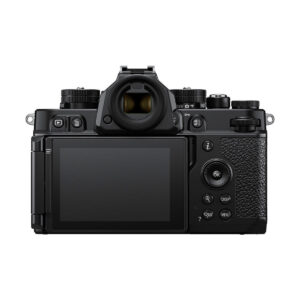 nikon_zf_04 Kuvassa on Nikon Zf -järjestelmäkameran takakuva, musta, jossa on suuri nestekidenäyttö, useita painikkeita ja valintakiekkoja, kuvioitu oikeanpuoleinen kahva ja keskelle sijoitettu elektroninen etsin.