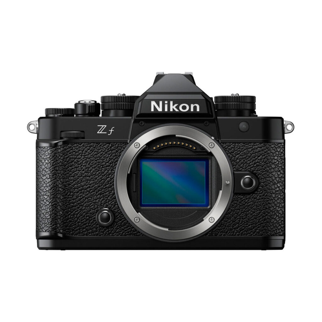 nikon_zf_05 Nikon Zf -järjestelmäkameran musta etukuva, jossa näkyy kenno, kuvioitu kahva, retro-tyyliset valintakiekot ja Nikonin logo päällä.