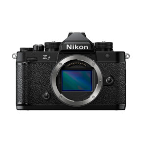 Nikon Zf -järjestelmäkameran musta etukuva, jossa näkyy kenno, kuvioitu kahva, retro-tyyliset valintakiekot ja Nikonin logo päällä.