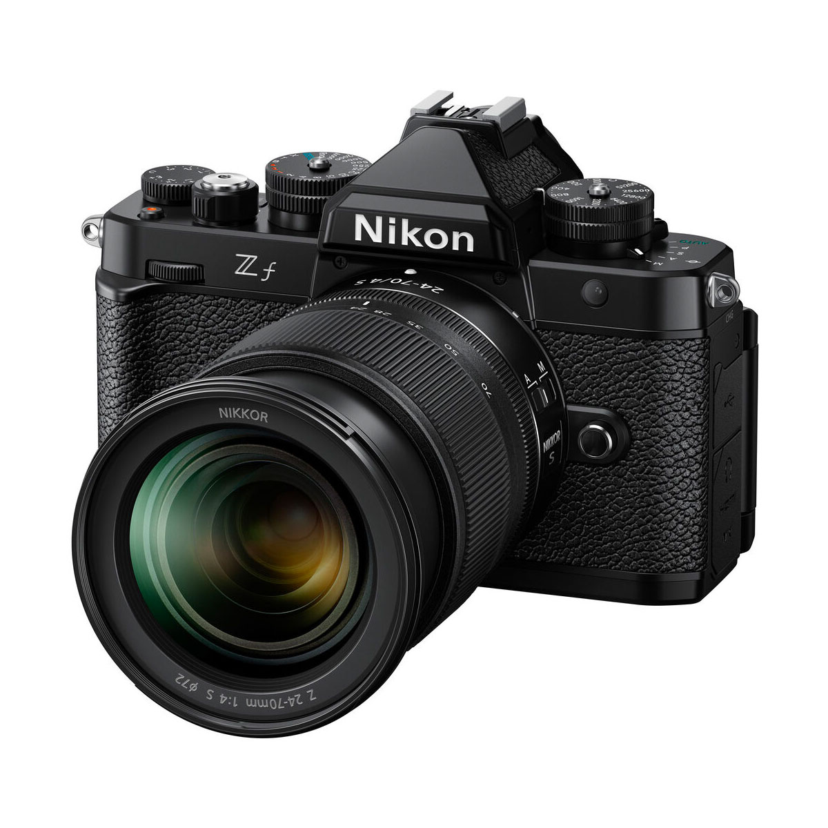 Nikon Zf + Nikkor Z 24-70 f/4 S, mustassa, kuvioidulla kahvalla ja klassisilla valitsimilla varustetussa Nikon Zf + Nikkor Z 24-70 f/4 S -objektiivissa on moderni suuri objektiivi, ja se on kuvattu kuvakulmassa valkoisella taustalla.