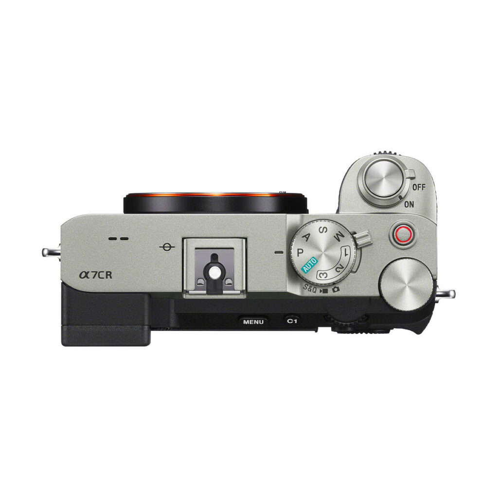 sony_a7cr_silver_01 Sony A7CR -järjestelmäkamera, hopea - 200€ käteispalautus, ylhäältä katsottuna, jossa näkyy tilanvalitsin, suljinpainike, virtakytkin, valotuskenkä ja muut hallintalaitteet. Kameran objektiivi ei ole kiinnitetty.