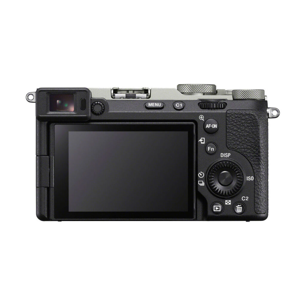 sony_a7cr_silver_02 Sony A7CR -järjestelmäkameran takanäkymä, hopea (200€ käteispalautus) sisältää suuren LCD-näytön, useita ohjauspainikkeita, valintakiekkoja ja etsimen vasemmassa yläkulmassa.