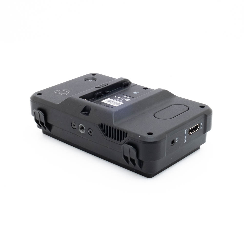 Atomos Shinobi-1 Fujinon GF 50mm f/3.5 R LM WR (sis.ALV24%) - Käytetty objektiivi on esitetty valkoisella taustalla, ja se on sijoitettu niin, että sen sivut ja takaosa näkyvät, ja siinä on erilaisia portteja, kuten HDMI- ja DC-sisääntulo, sekä akkupaikka päällä.