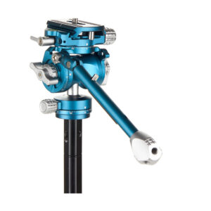 Benro_Cyanbirdalu_003 Benro Cyanbird Aluminium Tripod FS20PRO-päällä varustetussa Benro Cyanbird Aluminium Tripodissa on metallisininen ja hopeinen viimeistely, useita säätönuppeja ja pitkä kahva, kuvassa mustat jalustan jalat valkoista taustaa vasten.