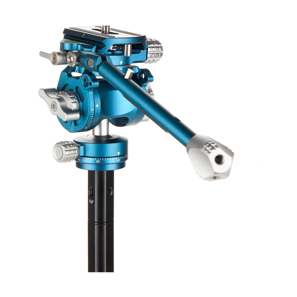 Benro_Cyanbirdalu_004 Benro Cyanbird Aluminium Tripod with FS20PRO head, jossa on sininen ja hopeinen nestemäinen videopää pitkällä kahvalla ja useilla säätönupilla, on asennettu mustille jaloille valkoista taustaa vasten.