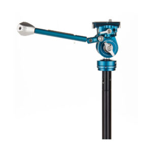Benro_Cyanbirdalu_006 Benro Cyanbird Aluminium Tripod, jossa on sininen ja hopeinen nestepää FS20PRO, jossa on pitkä kahva, on asennettu mustille jalustajaloille ja eristetty valkoiselle taustalle.