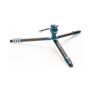 Benro_Cyanbirdalu_007 Benro Cyanbird Aluminium Tripod + FS20PRO -pää, jossa on kolme täysin ulosvedettyä jalkaa ja asennettu kuulapää, sijaitsee tasaisesti valkoisella pohjalla. Jalustassa on mustat ja siniset korostukset, ja siinä on metalliset lukot turvallisia säätöjä varten.