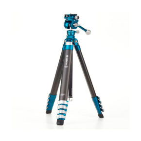 Säädettävillä jaloilla ja kuulapäällä varustettu Benro Cyanbird Carbon Tripod FS20PRO -päällä on kuvassa sinisellä ja mustalla värillä valkoisella pohjalla.