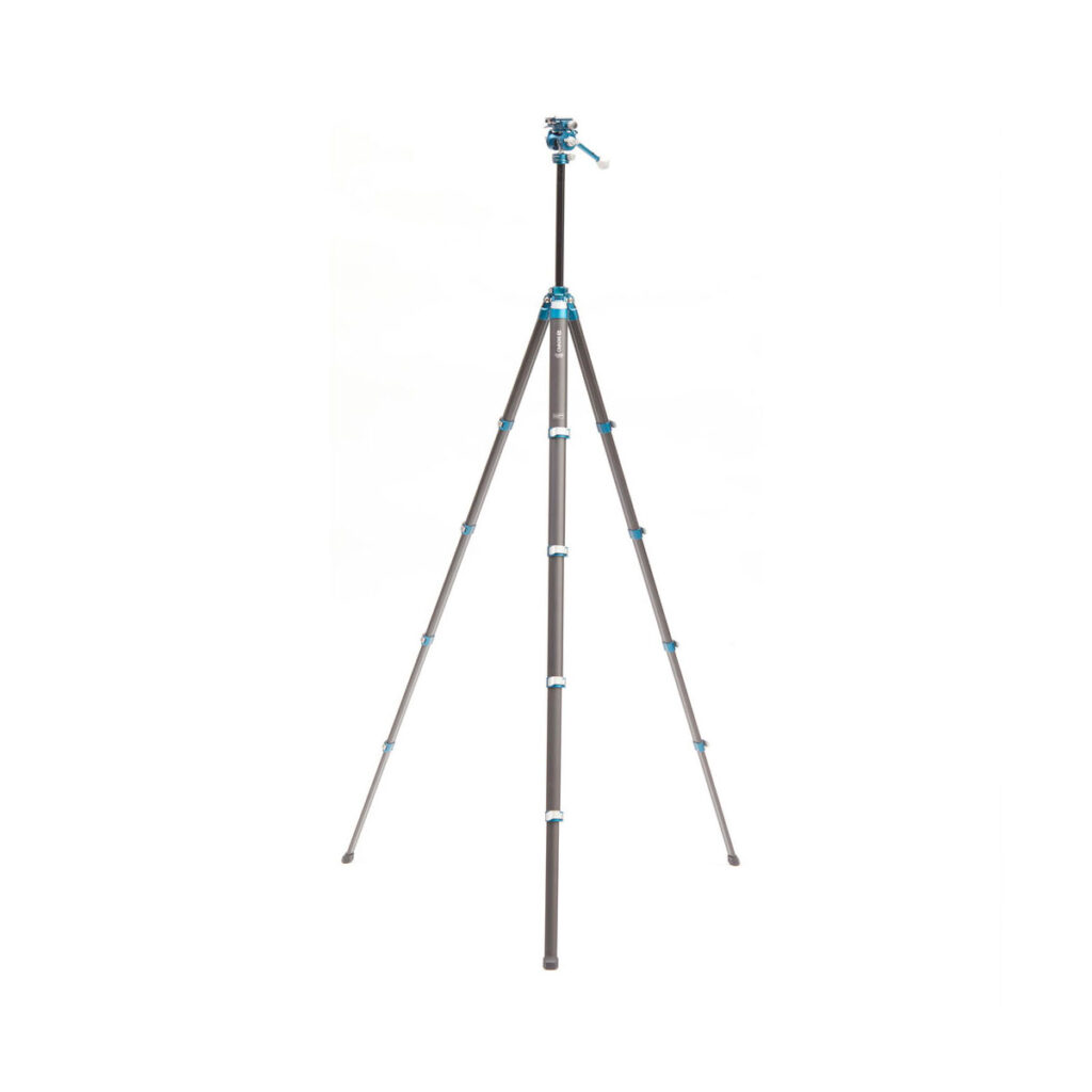 Benro_Cyanbirdcarb_002 Benro Cyanbird Carbon -jalusta FS20PRO-päällä on kevyt kolmijalkainen kamerajalusta, jossa on siniset ja hopeiset nivelet ja säädettävä pää. Kuvassa täysin ulosvedettynä valkoista taustaa vasten.