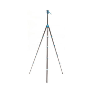 Benro_Cyanbirdcarb_002 Benro Cyanbird Carbon -jalusta FS20PRO-päällä on kevyt kolmijalkainen kamerajalusta, jossa on siniset ja hopeiset nivelet ja säädettävä pää. Kuvassa täysin ulosvedettynä valkoista taustaa vasten.