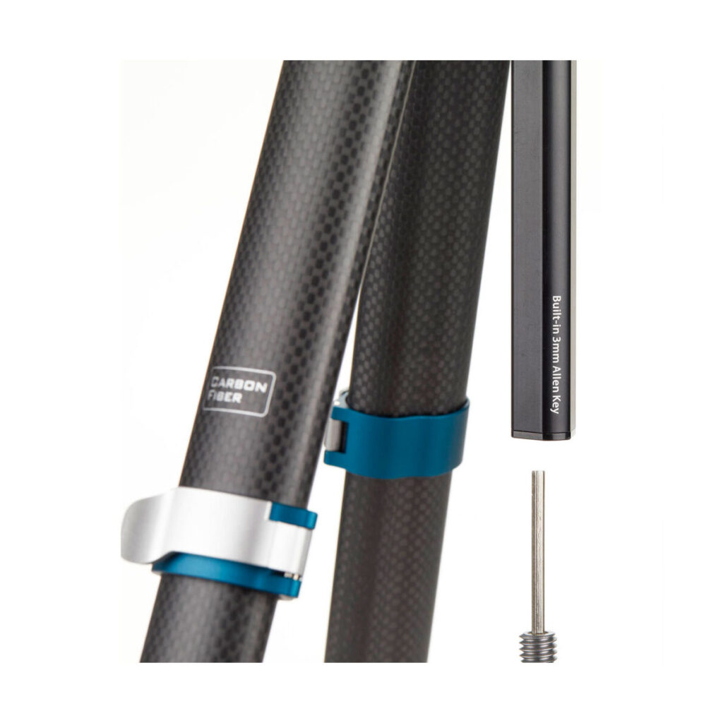 Benro_Cyanbirdcarb_004 Lähikuva Benro Cyanbird Carbon Tripod + FS20PRO-päästä, jossa korostuvat hiilikuituiset jalat sinisillä ja hopeisilla kiinnikkeillä, sisäänrakennettu 3 mm:n kuusiokoloavain ja pieni metalliruuvi oikealla.
