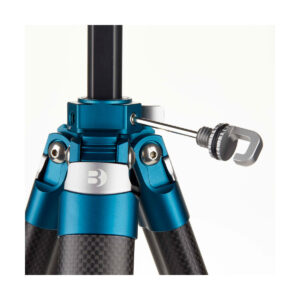Benro_Cyanbirdcarb_005 Lähikuvassa Benro Cyanbird Carbon Tripod + FS20PRO -päästä näkyy sen sininen ja musta jalkanivel, lukitusmekanismi ja säätövipu valkoista taustaa vasten.