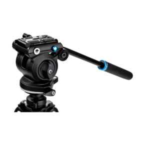 Lähikuva Benro S2PRO videopäästä -videopäästä, jossa on musta muotoilu pitkällä kahvalla, säätönupit ja kiinnityslevy, eristetty valkoiselle taustalle.