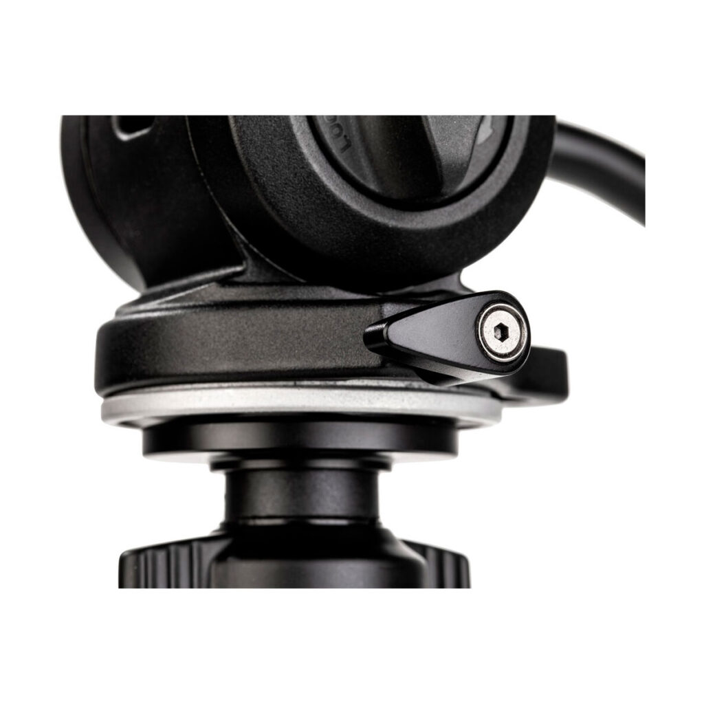 Benro_S2PRO_007 A close-up of the Benro S2PRO video head – the video head has a black, textured metal finish, featuring a locking lever and a tightening knob that highlight the tripod head’s adjustment and clamping mechanism.