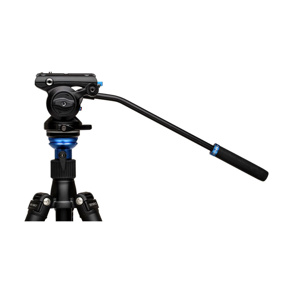 Benro_S4PRO_002 Benro S4PRO videopää -videopää on musta kameran kolmijalka, jossa on säädettävä panoraamakahva, sininen korostus pään lähellä ja nestemäinen pää kameran sulavaa liikettä varten, kuvassa valkoista taustaa vasten.