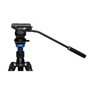 Benro_S4PRO_002 Benro S4PRO videopää -videopää on musta kameran kolmijalka, jossa on säädettävä panoraamakahva, sininen korostus pään lähellä ja nestemäinen pää kameran sulavaa liikettä varten, kuvassa valkoista taustaa vasten.