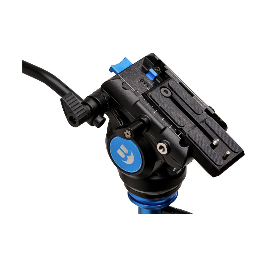 Benro_S4PRO_005 Lähikuva Benro S4PRO Video Head -videopäästä, mustansinisestä nestepäästä, jossa on pikavapautuslevy ja säätökahva, valkoista taustaa vasten.