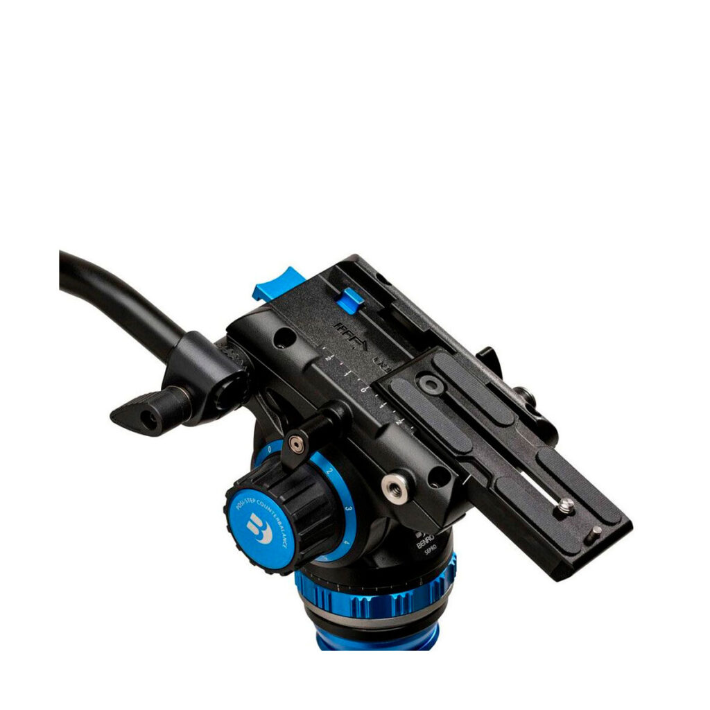 Benro_S6PRO_002 Lähikuva Benro S6PRO Video Head -videopäästä -videopäästä, jossa näkyy säätönupit, pikavapautuslevy ja siniset korostukset pääasiassa mustassa metallirungossa.