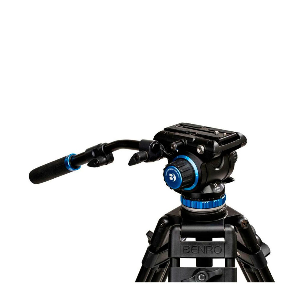 Benro_S6PRO_005 Mustansininen Benro S6PRO Video Head -videopää -videopää kolmijalka, jossa on nestemäinen videopää, vaahtomuovilla pehmustettu panorointikahva ja säätönupit valkoista taustaa vasten.