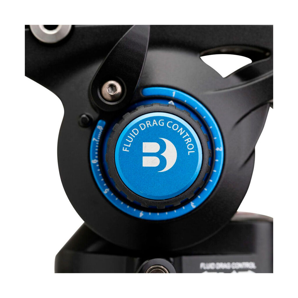 Benro_S6PRO_006 Lähikuva Benro S6PRO videopäästä -videopäästä, jossa on sininen "Fluid Drag Control" -nuppi, jota ympäröi musta ja hopeinen laitteisto.