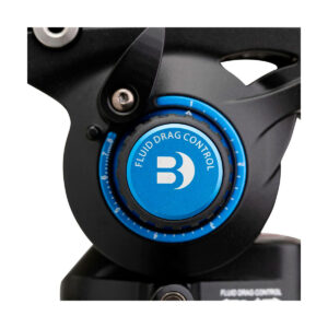 Benro_S6PRO_006 Lähikuva Benro S6PRO videopäästä -videopäästä, jossa on sininen "Fluid Drag Control" -nuppi, jota ympäröi musta ja hopeinen laitteisto.