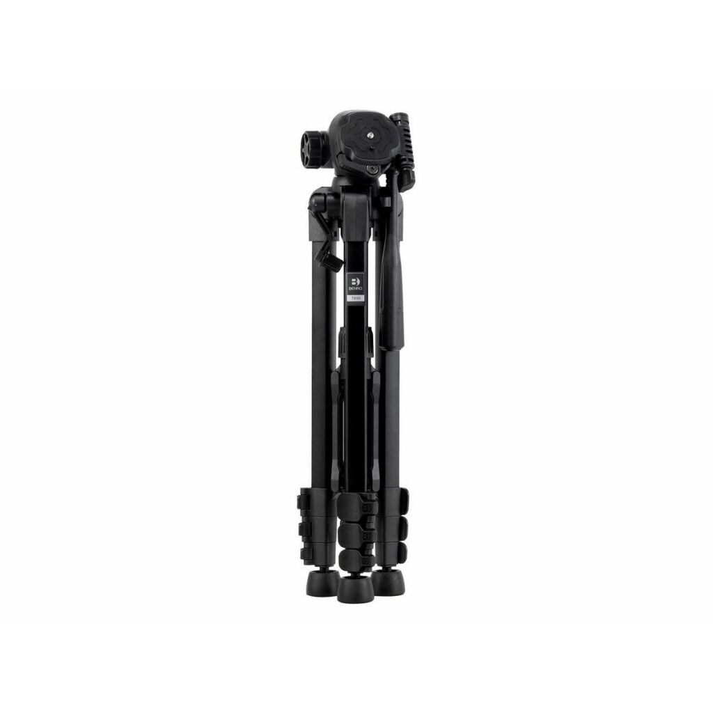Benro_T890_003 Benro T890 Digital Tripod -kolmijalka, musta, jossa on kolme kokoontaitettua jalkaa ja taitettu kahva, seisoo pystyssä valkoista taustaa vasten.