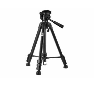 Benro T890 Digital Tripod -kolmijalka on musta kolmijalka, jossa on säädettävät jalat, panorointikahva ja yläkiinnityslevy, kuvassa valkoisella pohjalla.