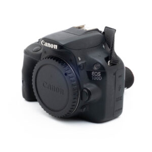 Canon 100D 2475-5 Fujinon GF 50mm f/3.5 R LM WR (sis.ALV24%) - Käytetty -objektiivi on kuvassa hieman vasemmalle kääntyneenä, ja siinä näkyy sen tuotemerkki ja mallinimi.