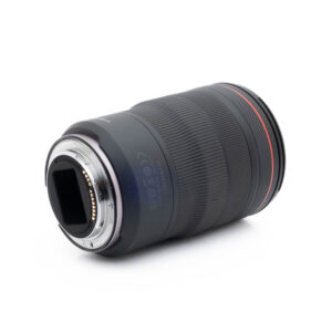 Fujinon GF 50mm f/3.5 R LM WR (sis.ALV24%) - Käytetty objektiivi, musta, jossa on punainen rengas etupuolella, on kuvassa kyljellään, metallinen objektiivin kiinnitys ja elektroniset kontaktit näkyvissä.