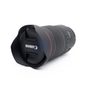 Fujinon GF 50mm f/3.5 R LM WR (sis.ALV24%) - Käytetty objektiivi, johon on kiinnitetty huppu ja suojus, makaa kyljellään valkoista taustaa vasten.