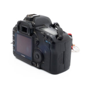 Canon 5D Mark II -3 Käytetty Fujinon GF 50mm f/3.5 R LM WR (sis.ALV24%) -objektiivi näkyy takaa ja sivulta, ja sen säätörenkaat ja painikkeet korostuvat valkoista taustaa vasten.