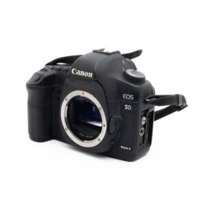 Canon 5D Mark II -4 Fujinon GF 50mm f/3.5 R LM WR (sis.ALV24%) - Käytetty -objektiivi on kuvattu kulmasta, jolloin sen kompakti rakenne ja yksityiskohtaiset säätimet tulevat esiin.