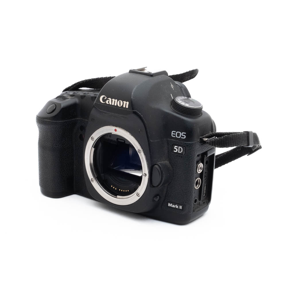 Canon 5D Mark II -4 Fujinon GF 50mm f/3.5 R LM WR (sis.ALV24%) - Käytetty -objektiivi on kuvattu kulmasta, jolloin sen kompakti rakenne ja yksityiskohtaiset säätimet tulevat esiin.