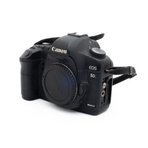 Canon 5D Mark II -5 Fujinon GF 50mm f/3.5 R LM WR (sis.ALV24%) - Käytetty -objektiivi näkyy valkoisella taustalla, ja sen kompakti runko ja objektiivin suojus on kiinnitetty.