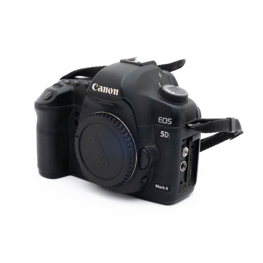 Canon 5D Mark II -5 Fujinon GF 50mm f/3.5 R LM WR (sis.ALV24%) - Käytetty -objektiivi näkyy valkoisella taustalla, ja sen kompakti runko ja objektiivin suojus on kiinnitetty.