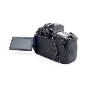 Canon 80D 0958-3 Canon EOS 80D (SC 36500) - Käytetty on musta DSLR-kamera, joka on kuvattu takaa, ja siinä on sivulle ulosvedettävä LCD-näyttö, useita ohjauspainikkeita ja kuvioitu kahva oikealla.