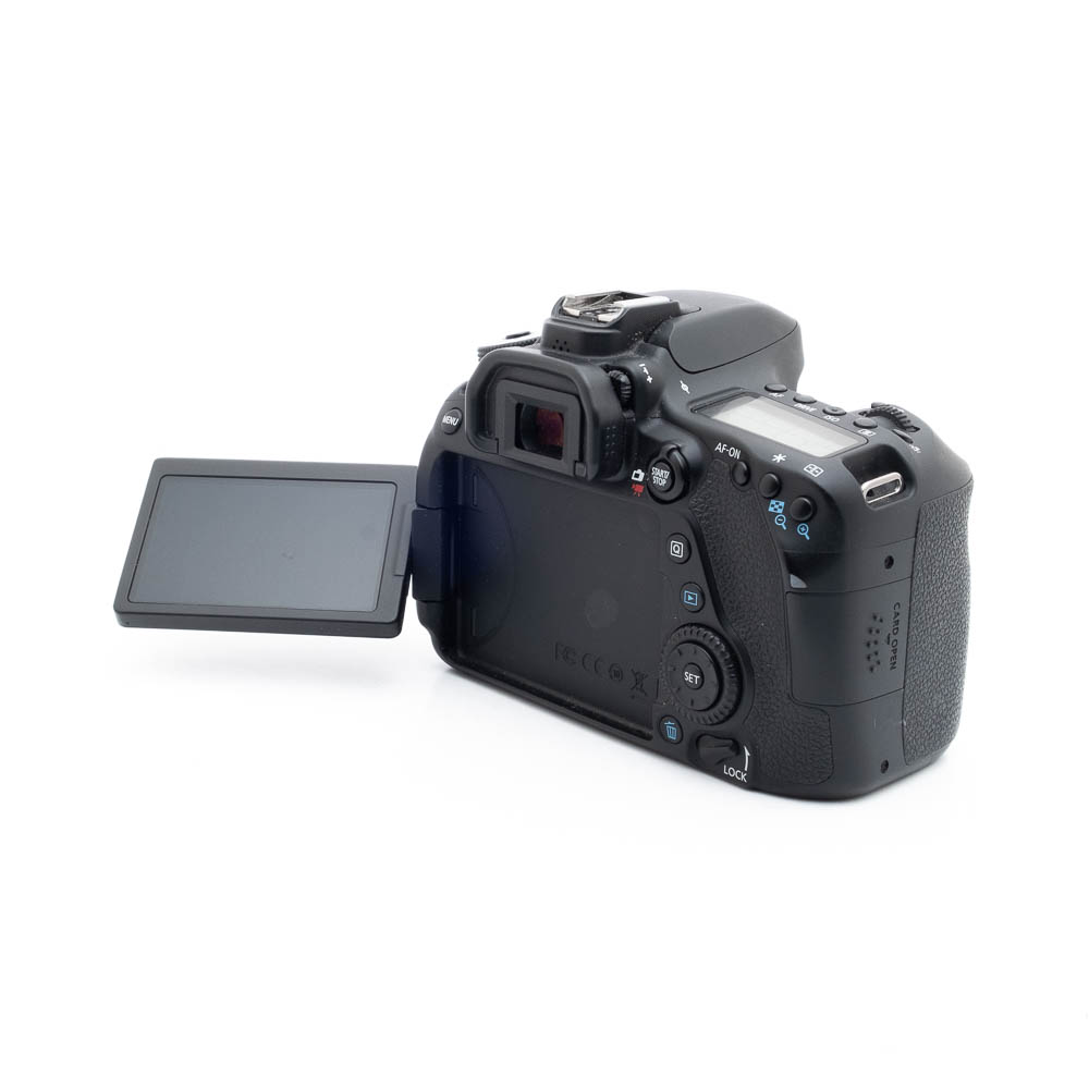 Canon 80D 0958-3 Canon EOS 80D (SC 36500) - Käytetty on musta DSLR-kamera, joka on kuvattu takaa, ja siinä on sivulle ulosvedettävä LCD-näyttö, useita ohjauspainikkeita ja kuvioitu kahva oikealla.