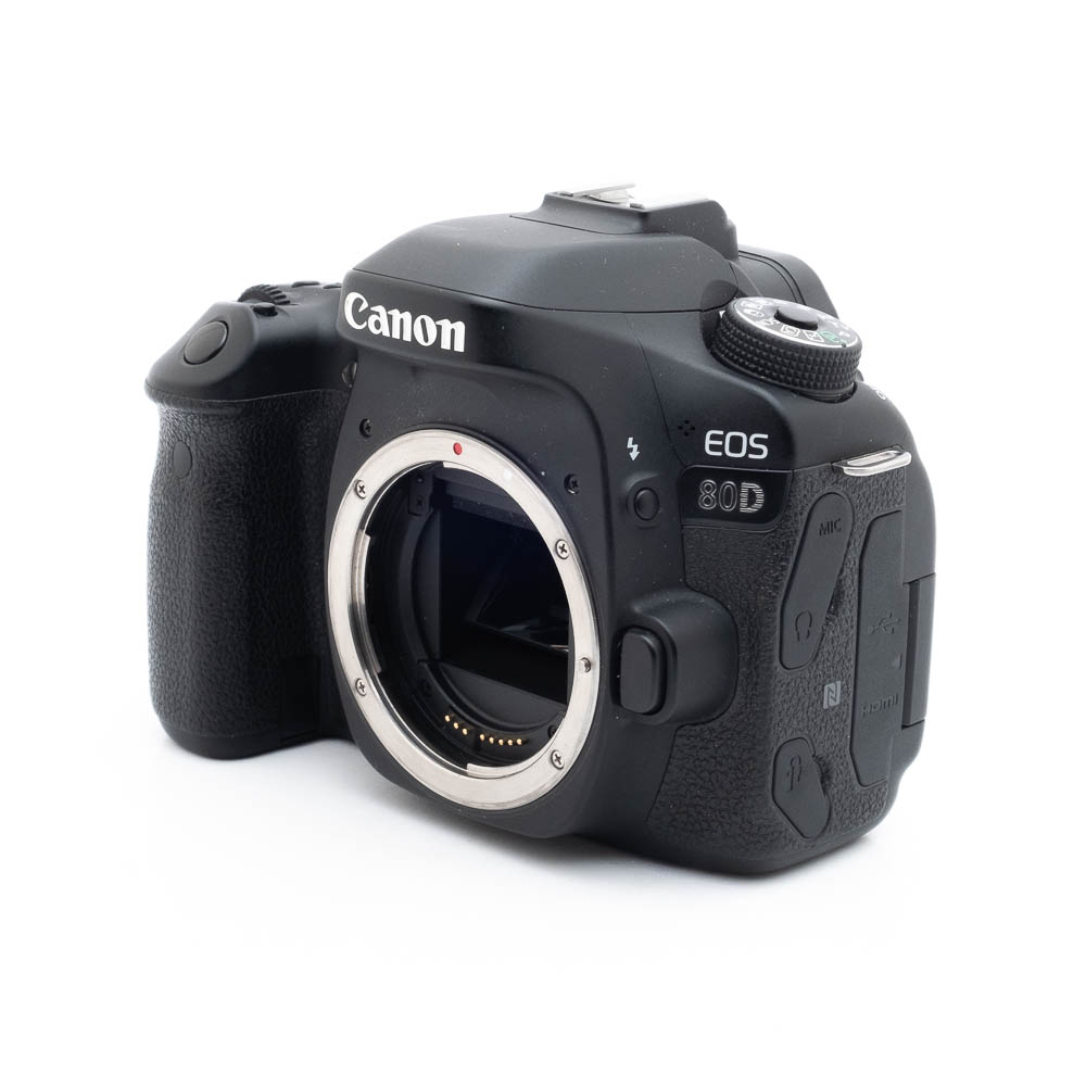 Canon 80D 0958-4 Musta Canon EOS 80D (SC 36500) - Käytetty DSLR-kameran runko ilman objektiivia, jossa on etu- ja sivusäätimet, kahva ja objektiivin kiinnitys valkoisella taustalla.