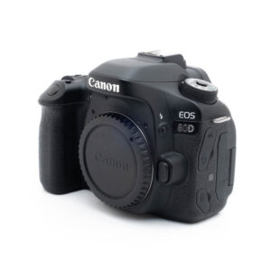 Canon 80D 0958-5 Musta Canon EOS 80D (SC 36500) - Käytetty DSLR-kameran runko ilman objektiivia, etupuolelta valkoisella taustalla.