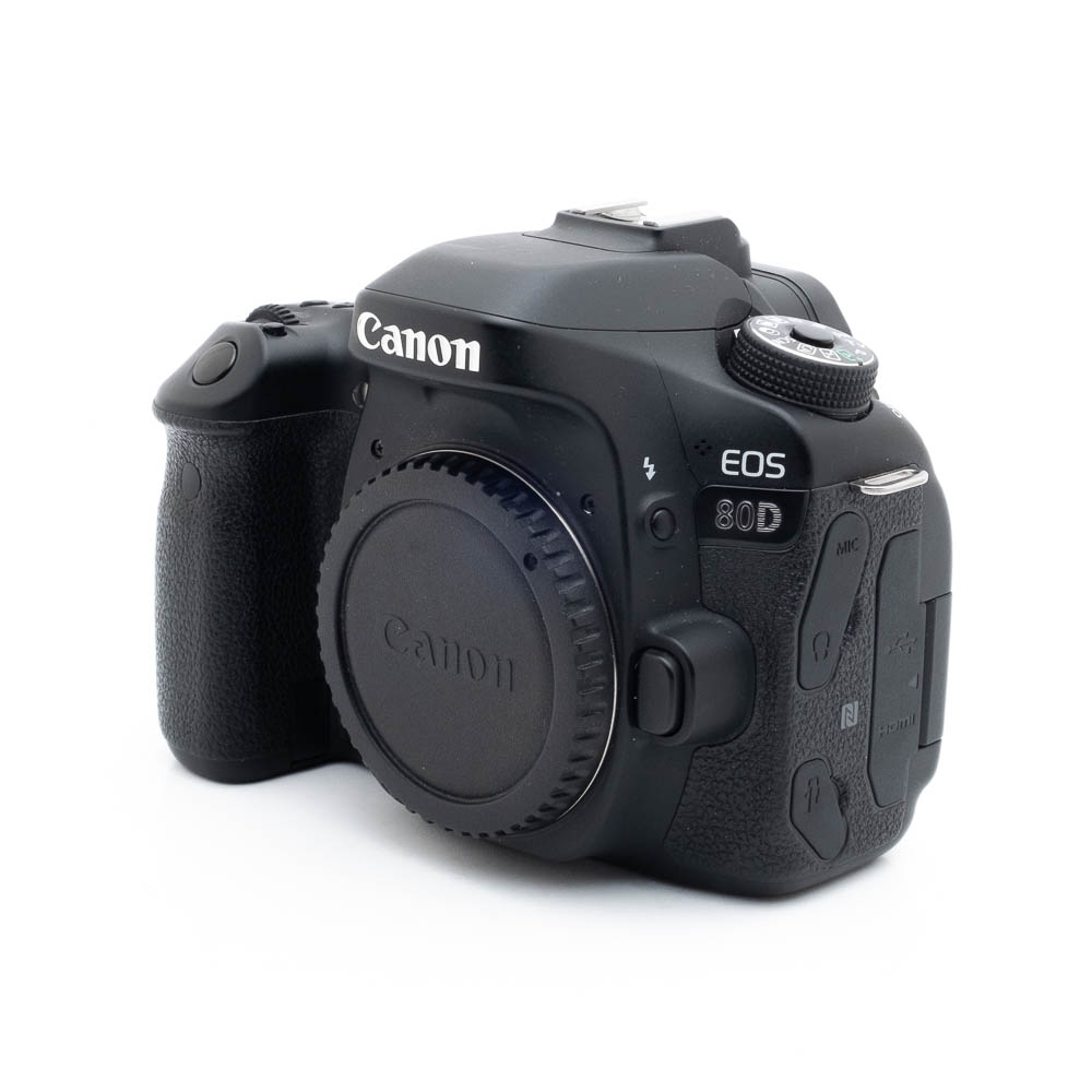 Canon 80D 0958-5 Musta Canon EOS 80D (SC 36500) - Käytetty DSLR-kameran runko ilman objektiivia, etupuolelta valkoisella taustalla.