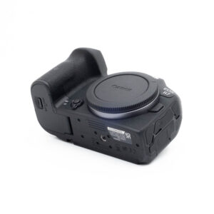 Fujinon GF 50mm f/3.5 R LM WR (sis.ALV24%) - Käytetty -objektiivi on kuvattu kulmassa valkoisella taustalla, mikä korostaa objektiivin säätimiä ja kompaktia rakennetta.