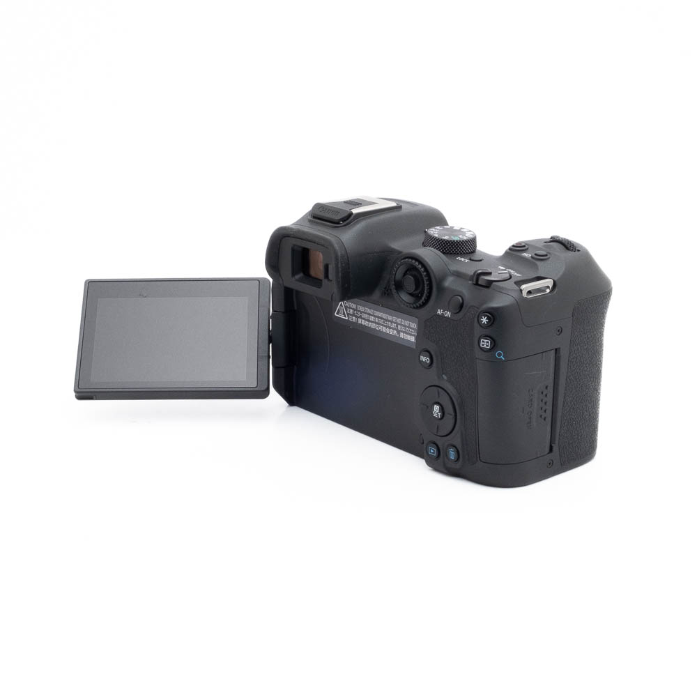 Fujinon GF 50mm f/3.5 R LM WR (sis.ALV24%) - Käytetty -objektiivi näkyy takaa hieman vinossa, jolloin sen ohjauspainikkeet ja kuvioitu kahva korostuvat.