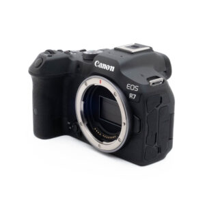 Fujinon GF 50mm f/3.5 R LM WR (sis.ALV24%) - Käytetty -objektiivi näkyy valkoisella taustalla, ja siinä näkyy kompakti rakenne, tarkennusrengas ja objektiivin merkinnät.