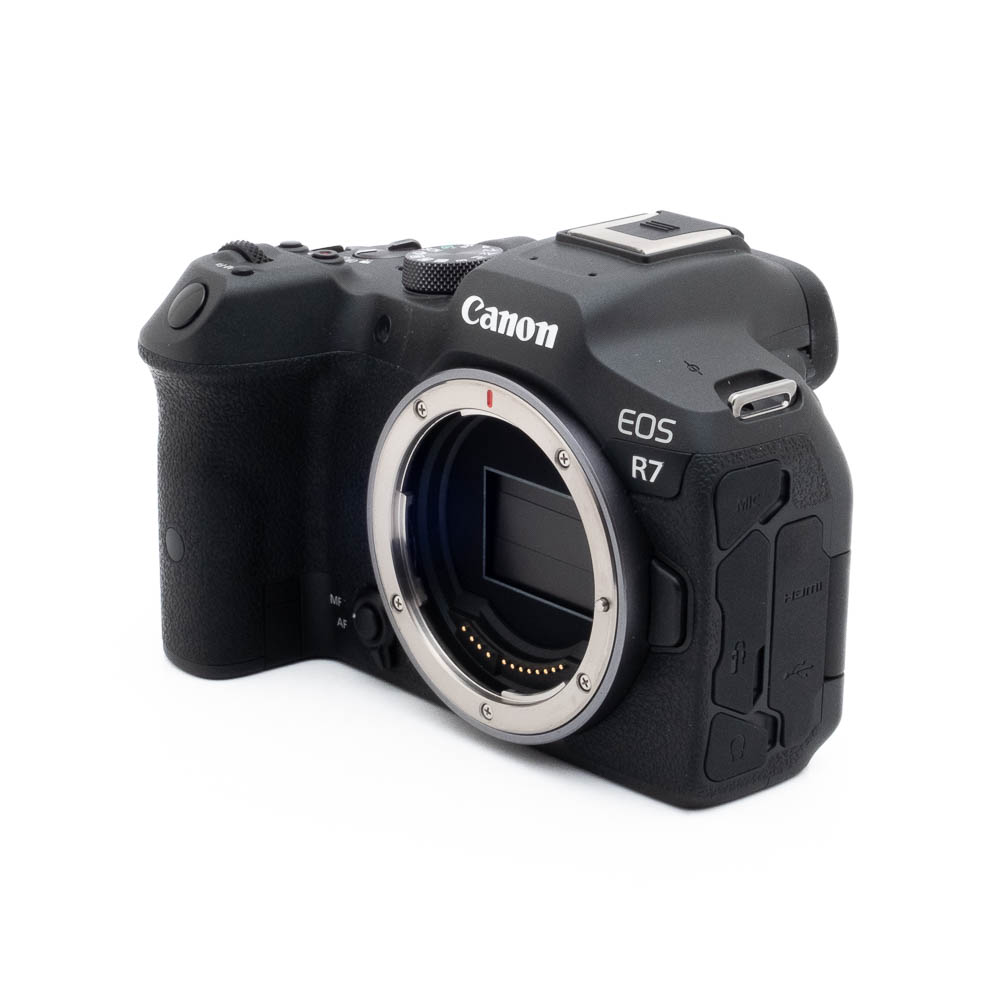 Fujinon GF 50mm f/3.5 R LM WR (sis.ALV24%) - Käytetty -objektiivi näkyy valkoisella taustalla, ja siinä näkyy kompakti rakenne, tarkennusrengas ja objektiivin merkinnät.