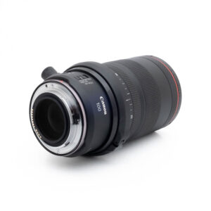 Fujinon GF 50mm f/3.5 R LM WR (sis.ALV24%) - Käytetty -objektiivi on kuvassa kyljellään, etualalla objektiivin kiinnitys ja elektroniset koskettimet ja takana kuvioitu tarkennusrengas.