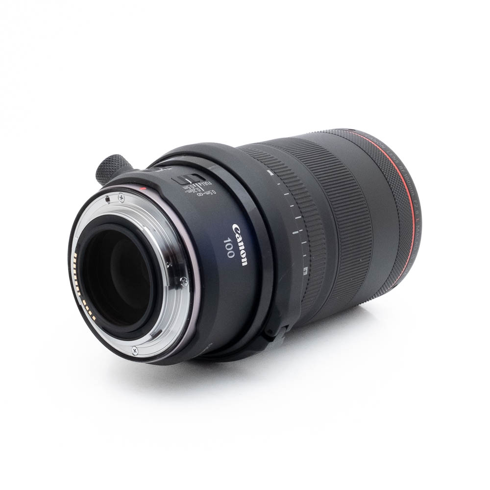 Fujinon GF 50mm f/3.5 R LM WR (sis.ALV24%) - Käytetty -objektiivi on kuvassa kyljellään, etualalla objektiivin kiinnitys ja elektroniset koskettimet ja takana kuvioitu tarkennusrengas.