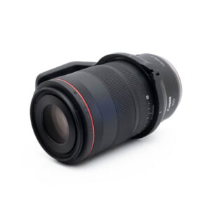 Fujinon GF 50mm f/3.5 R LM WR (sis.ALV24%) - Käytetty -objektiivi kyljellään valkoista taustaa vasten.